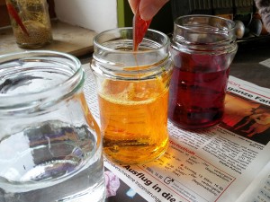Lebensmittelfarbe in Wasserglas einfüllen