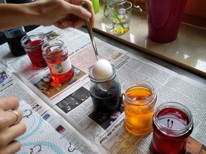 Eier nach dem Kochen in das Farbbad
