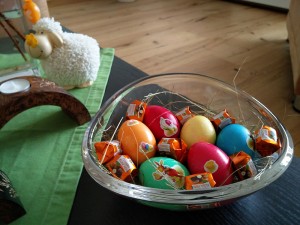 Gefärbte Eier im Osternest mit Heu